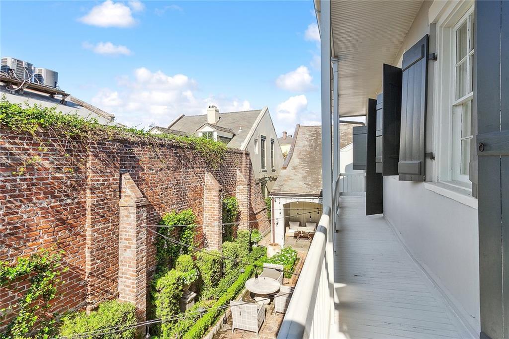 1118 BURGUNDY Street