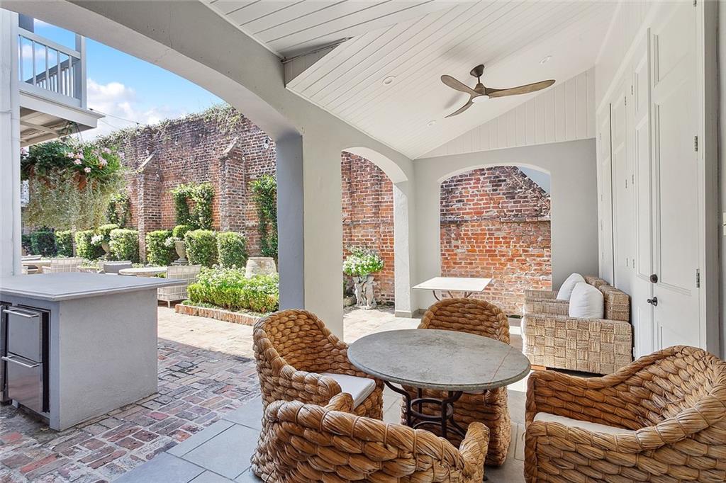 1118 BURGUNDY Street