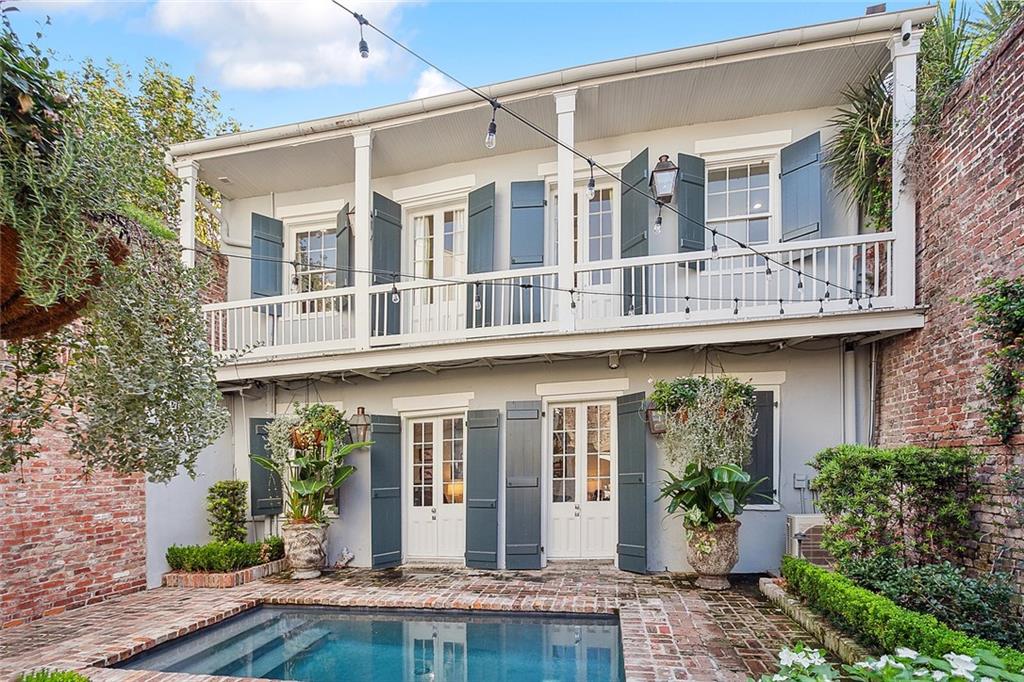 1118 BURGUNDY Street