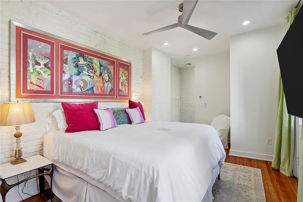 1118 BURGUNDY Street