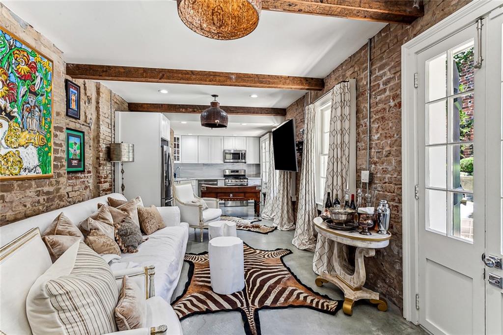 1118 BURGUNDY Street