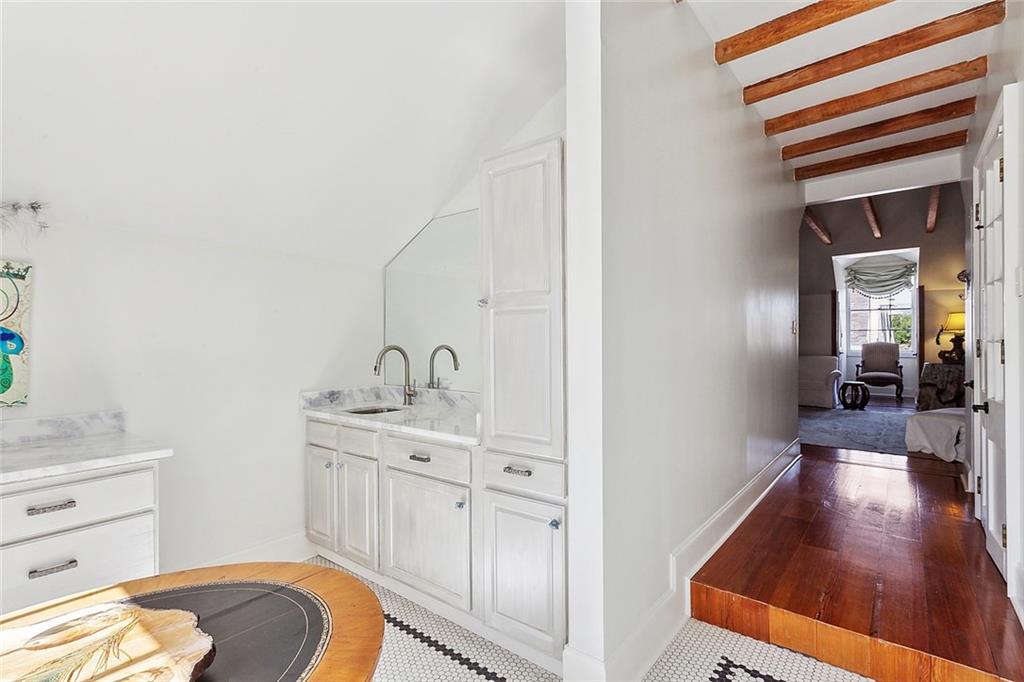 1118 BURGUNDY Street