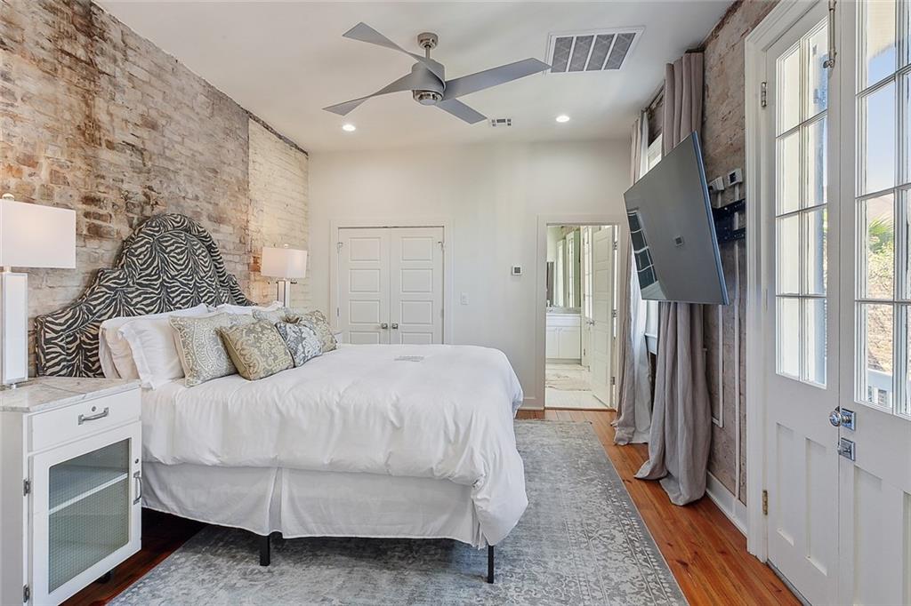 1118 BURGUNDY Street