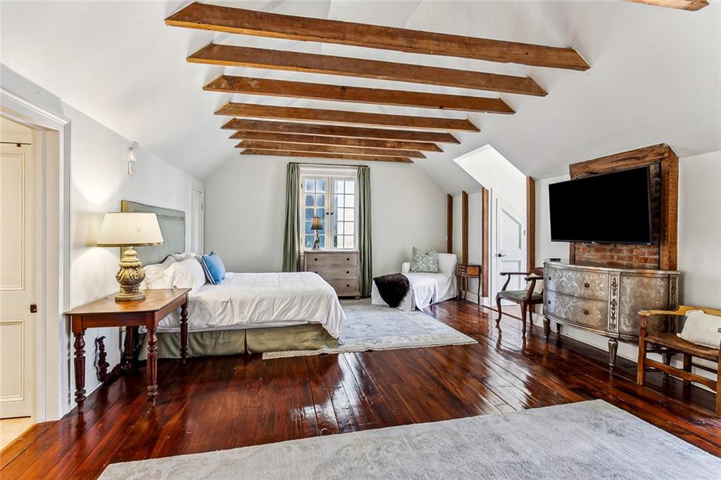 1118 BURGUNDY Street