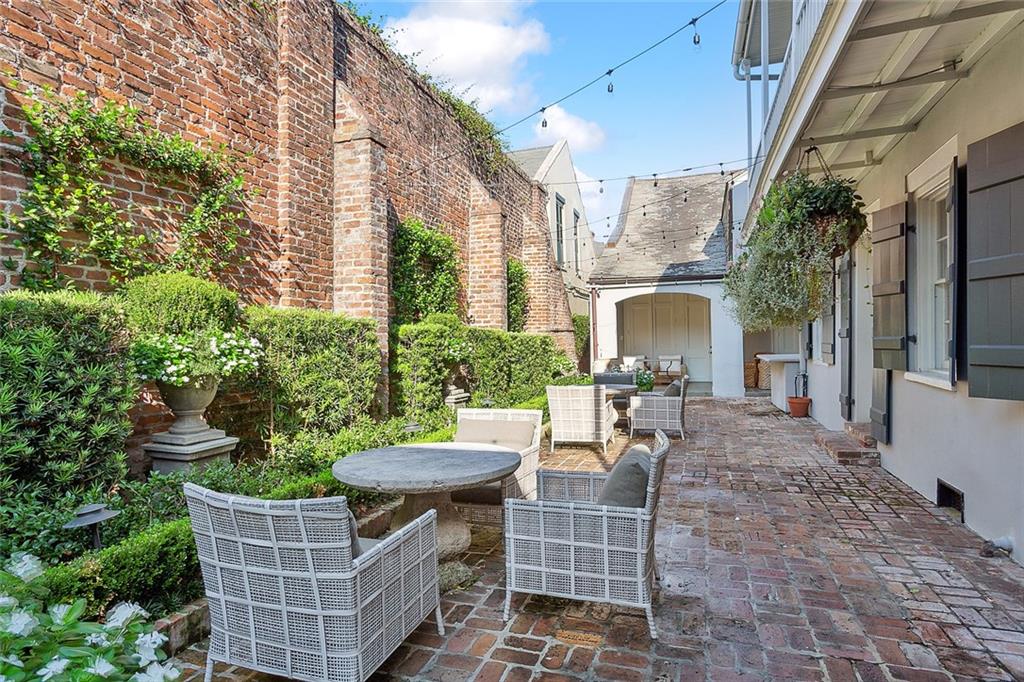 1118 BURGUNDY Street