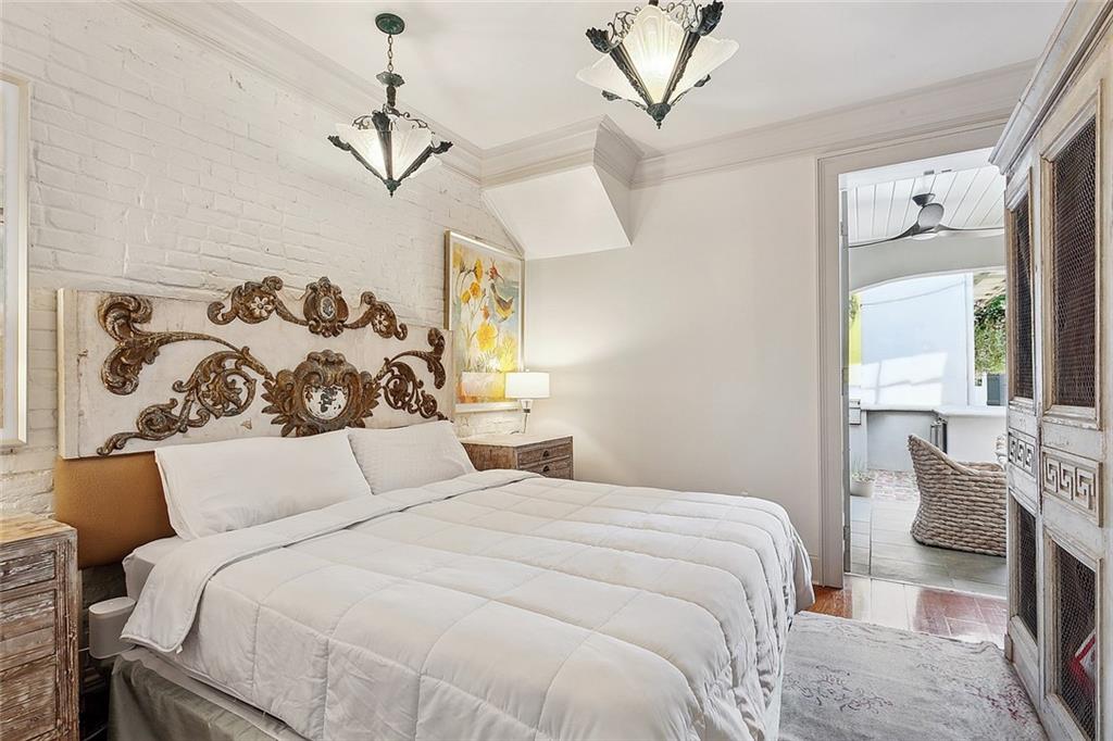 1118 BURGUNDY Street