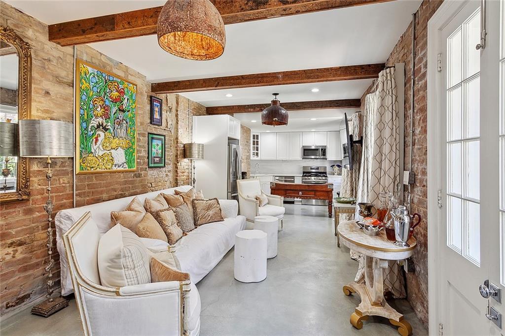 1118 BURGUNDY Street