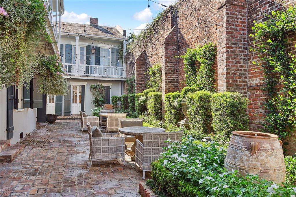 1118 BURGUNDY Street