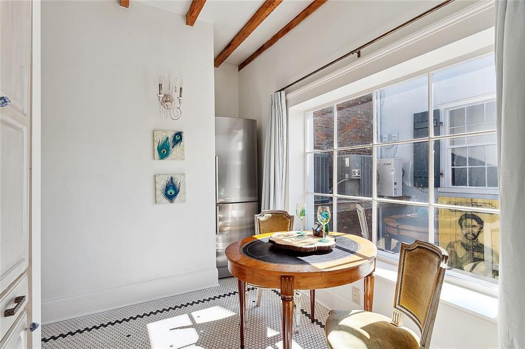 1118 BURGUNDY Street