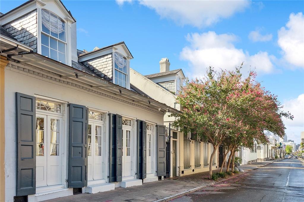 1118 BURGUNDY Street