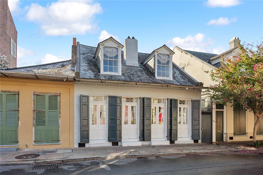 1118 BURGUNDY Street