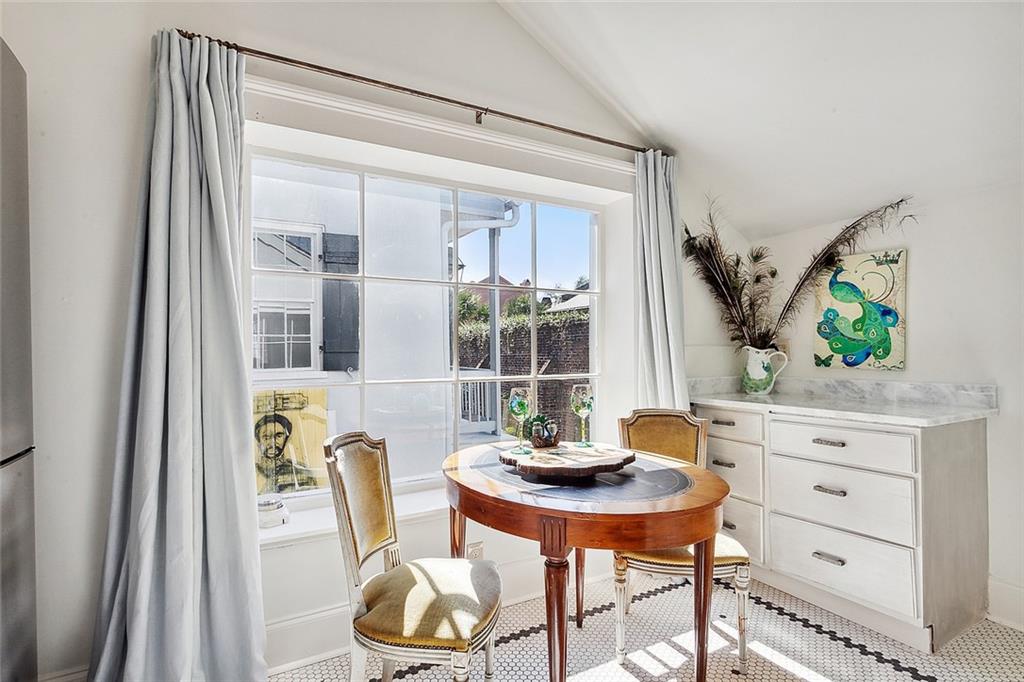 1118 BURGUNDY Street