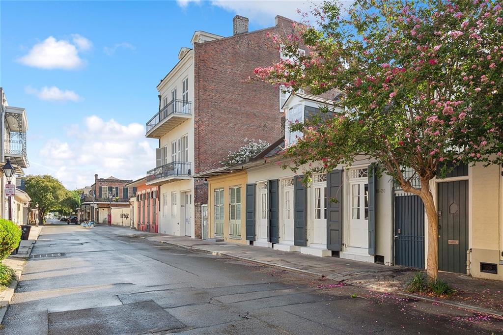 1118 BURGUNDY Street