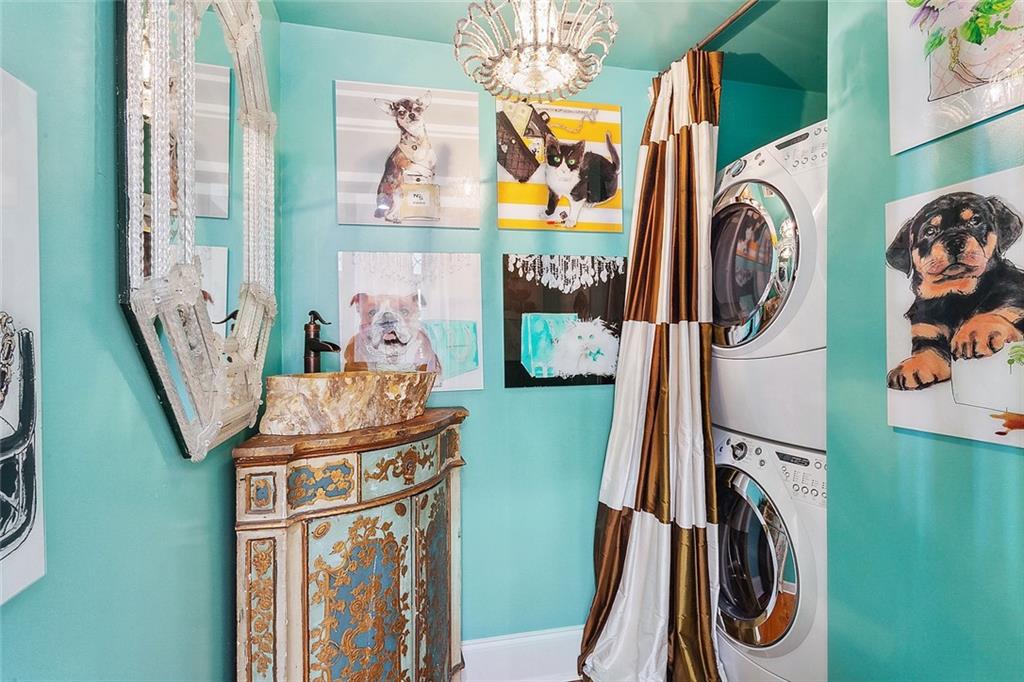 1118 BURGUNDY Street