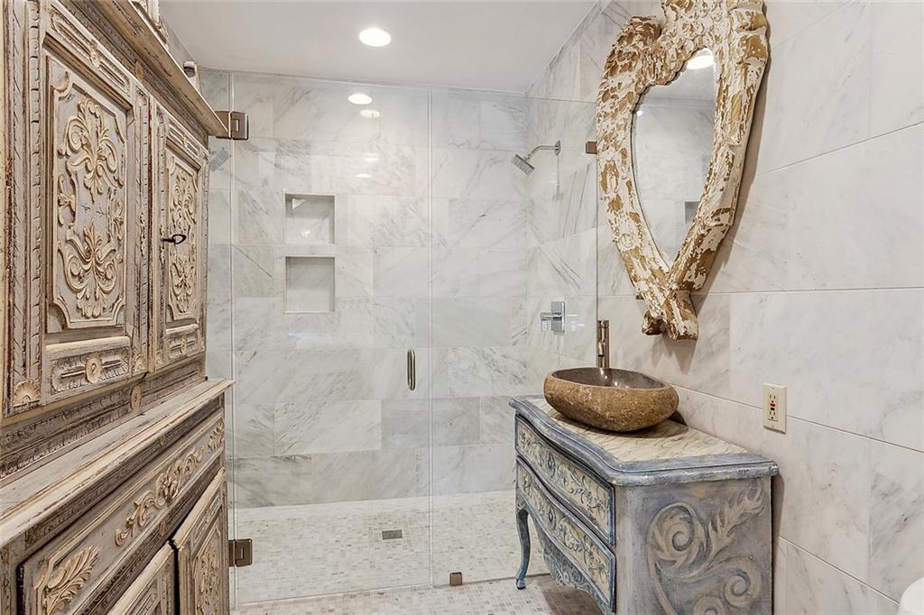 1118 BURGUNDY Street