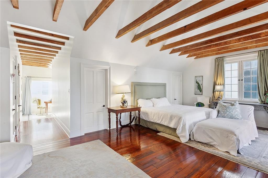 1118 BURGUNDY Street