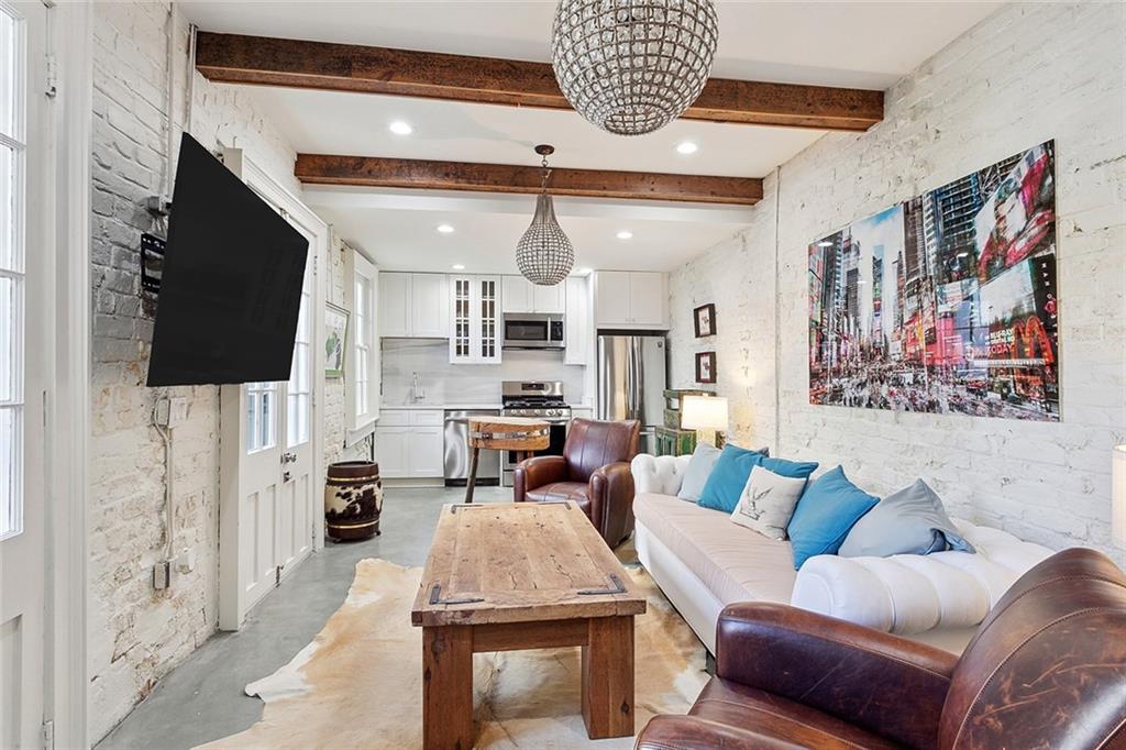 1118 BURGUNDY Street