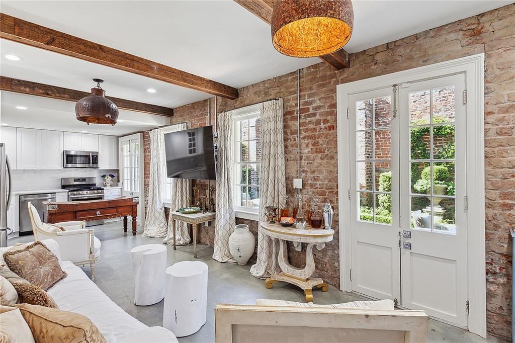 1118 BURGUNDY Street