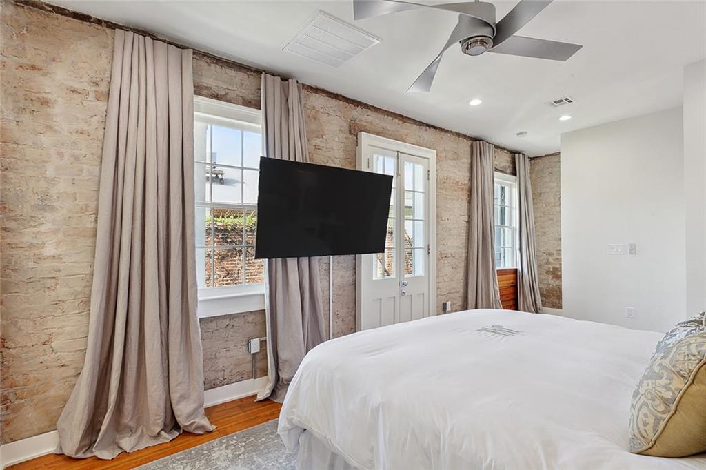 1118 BURGUNDY Street