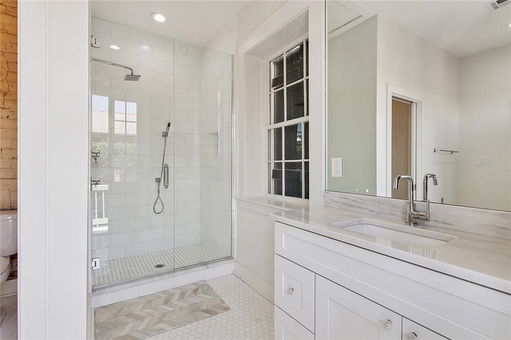 1118 BURGUNDY Street