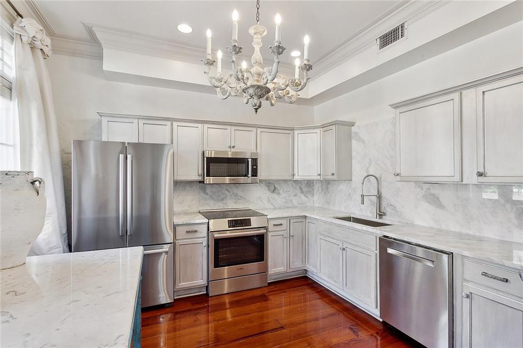 1118 BURGUNDY Street