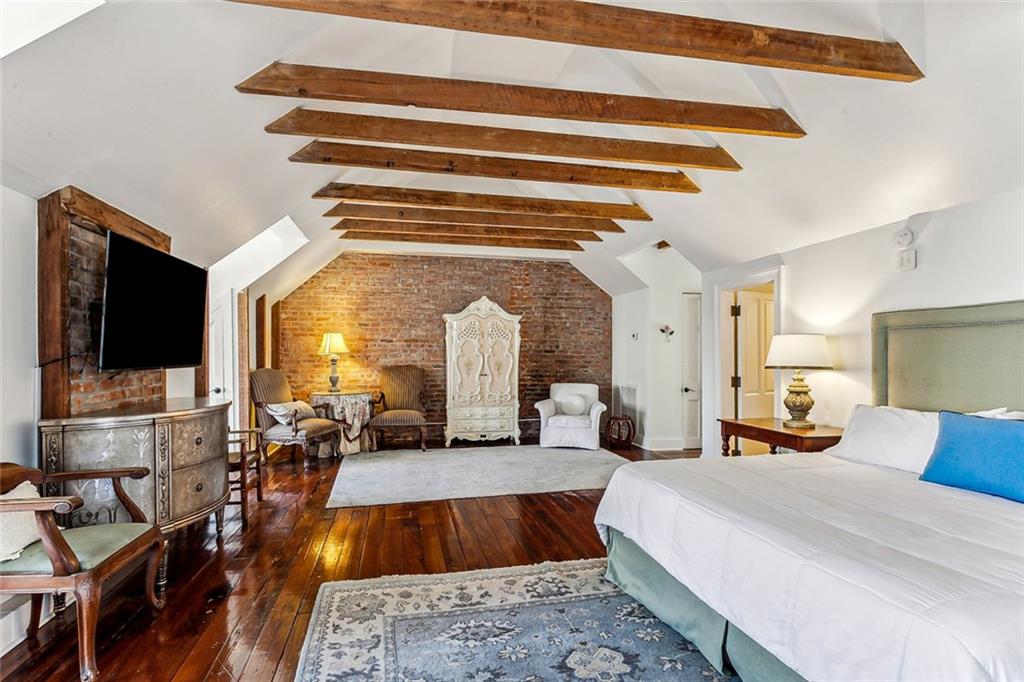 1118 BURGUNDY Street