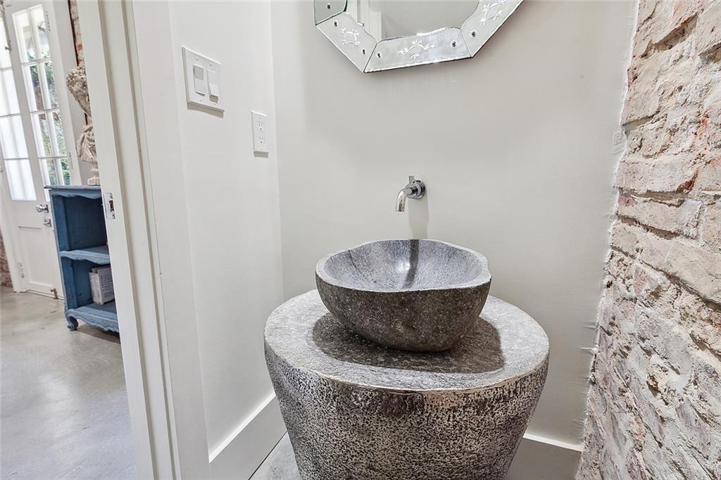 1118 BURGUNDY Street