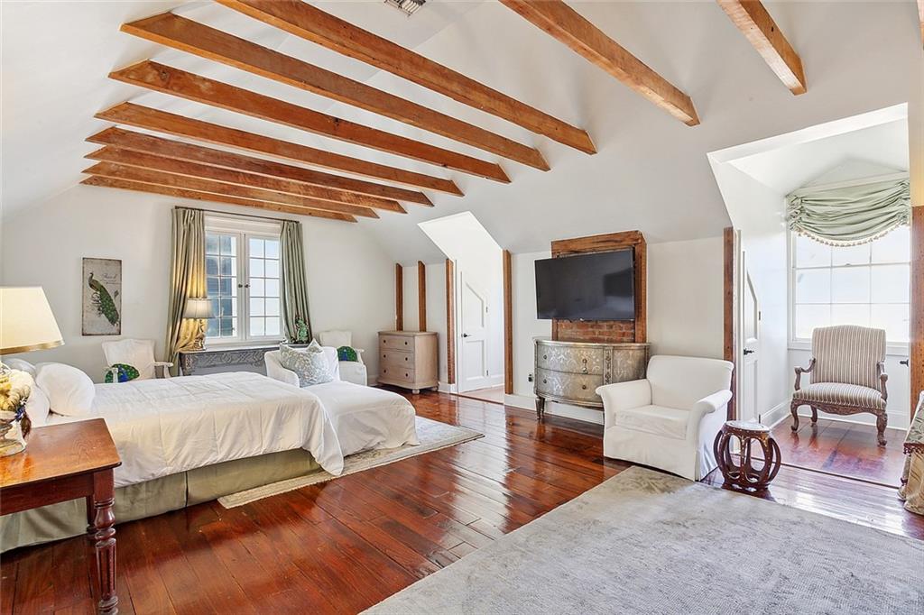 1118 BURGUNDY Street