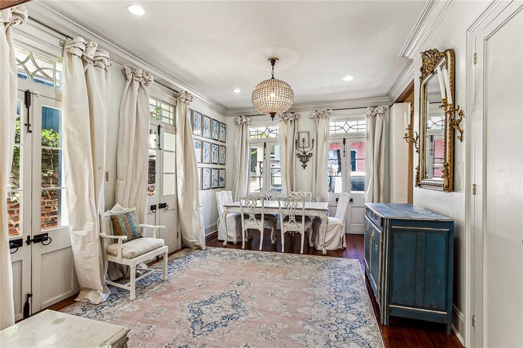 1118 BURGUNDY Street