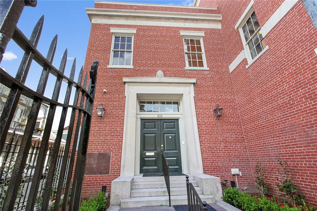 820 DAUPHINE Street 208