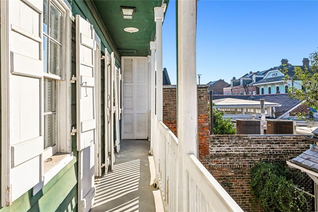 1010 BURGUNDY Street