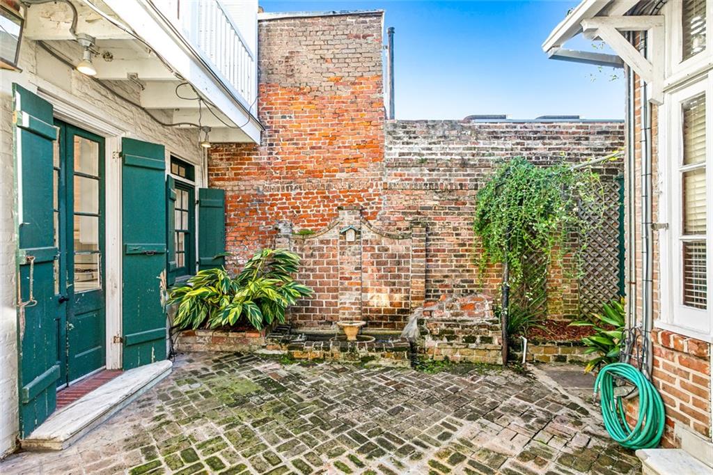 1010 BURGUNDY Street