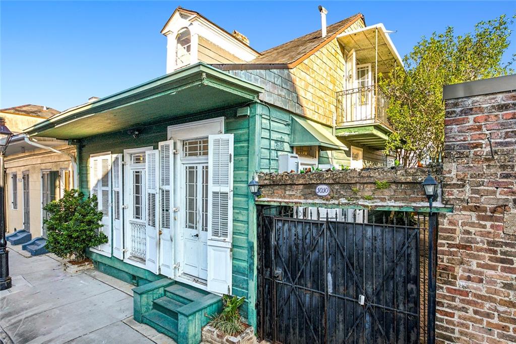 1010 BURGUNDY Street