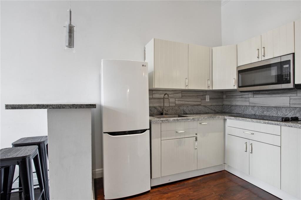 411 BURGUNDY Street 3