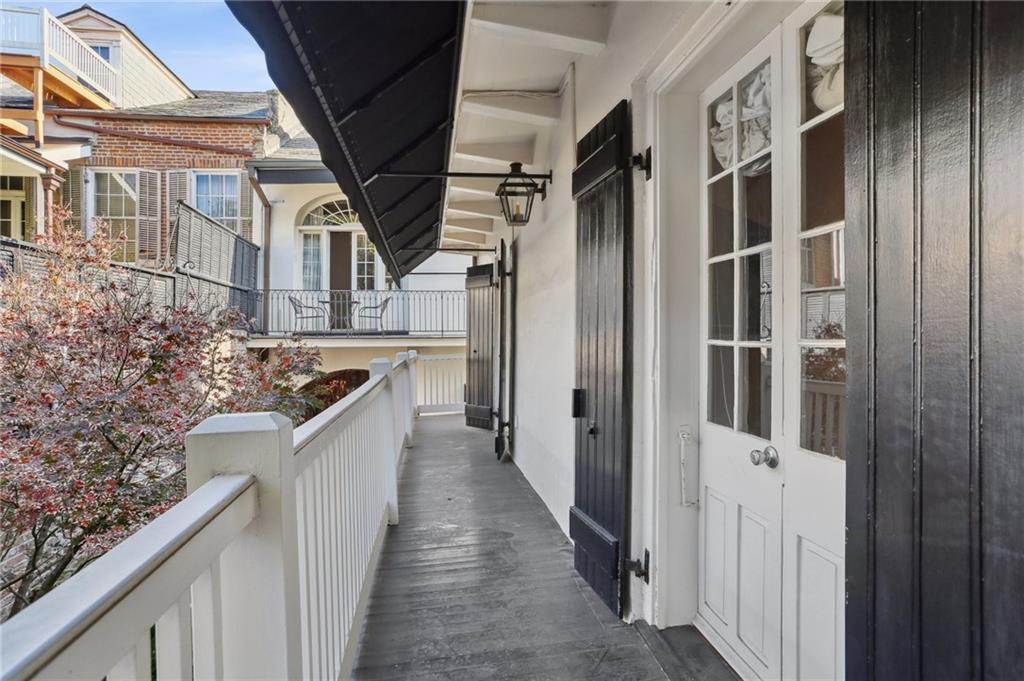 1021 CHARTRES Street