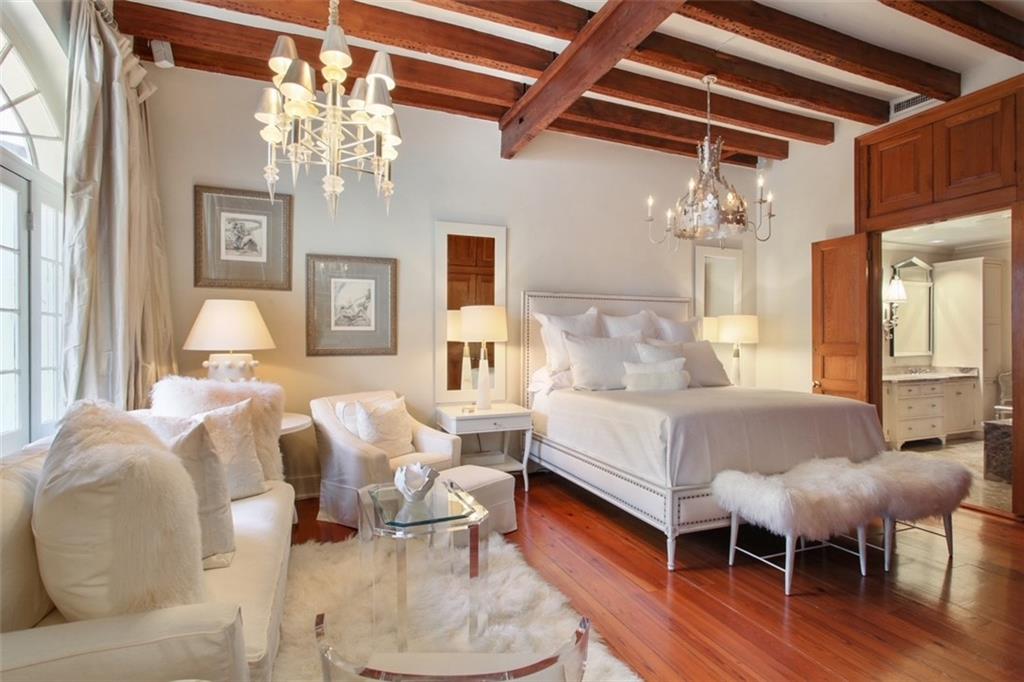 1021 CHARTRES Street