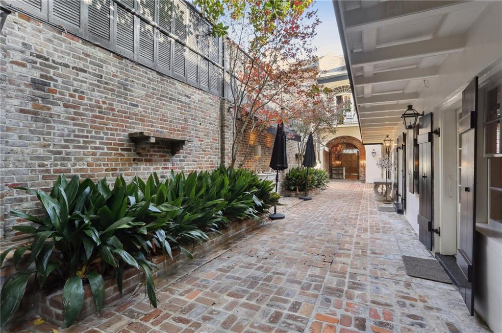 1021 CHARTRES Street