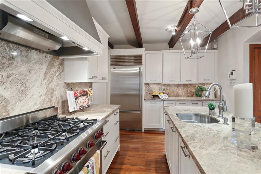 1021 CHARTRES Street