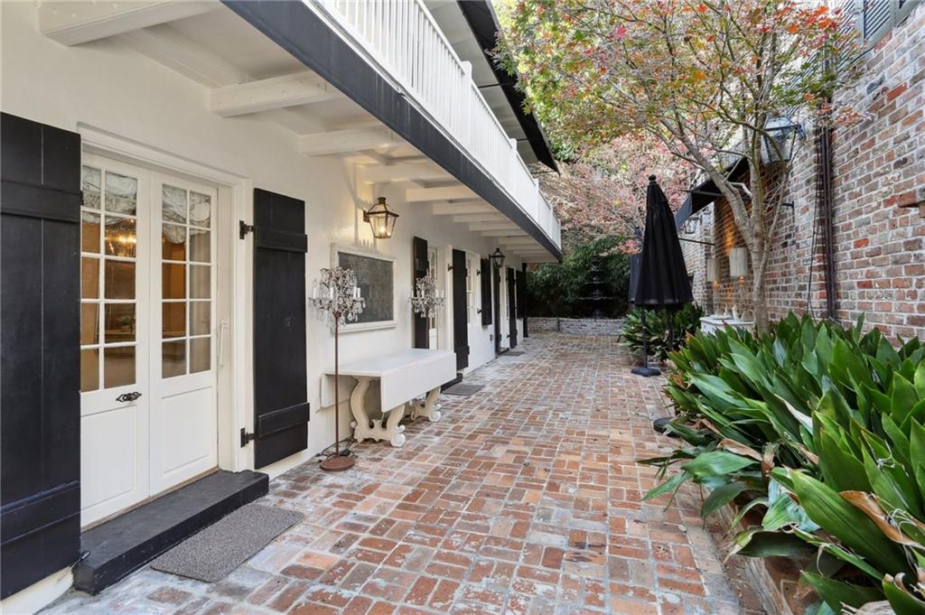 1021 CHARTRES Street