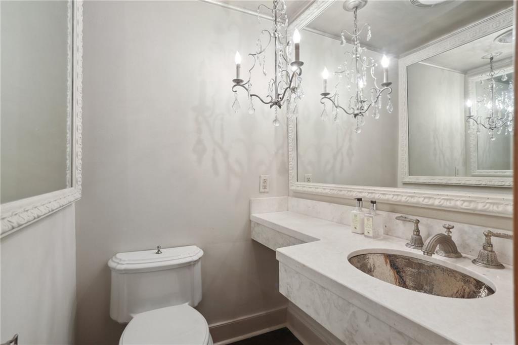 1021 CHARTRES Street