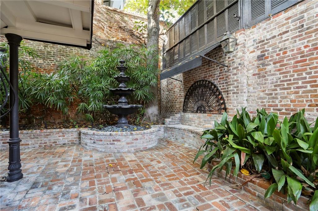 1021 CHARTRES Street