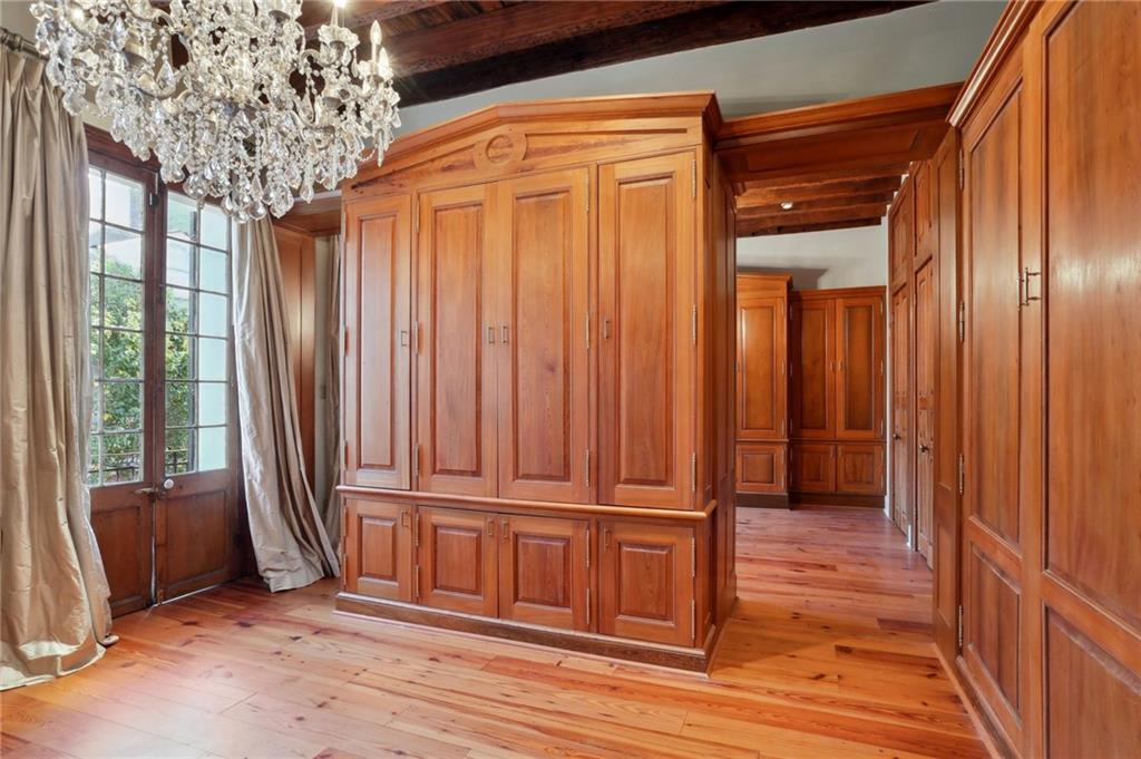 1021 CHARTRES Street