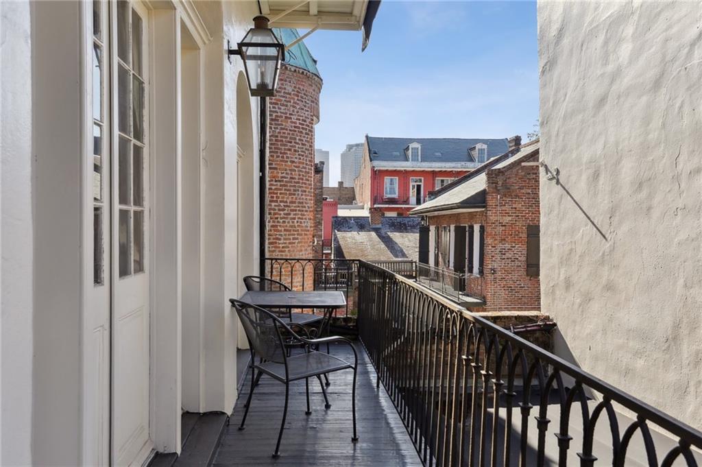 1021 CHARTRES Street