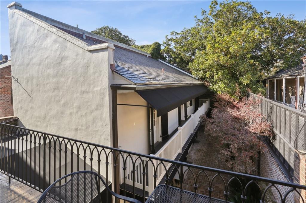 1021 CHARTRES Street