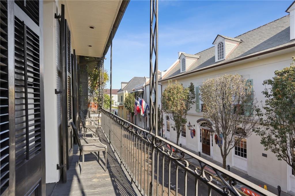 1021 CHARTRES Street