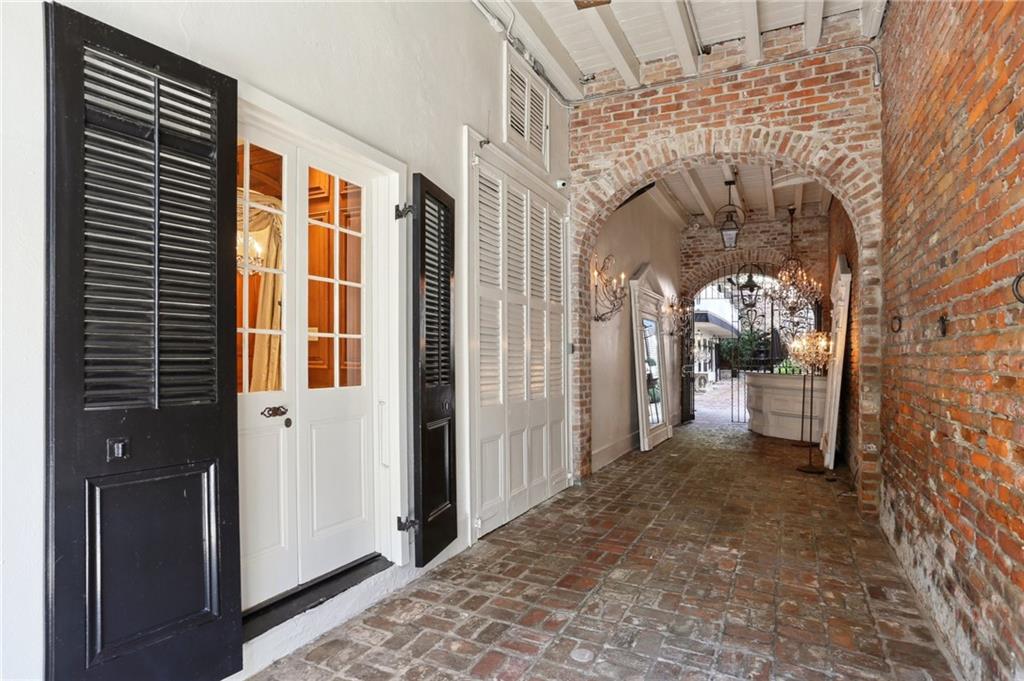 1021 CHARTRES Street
