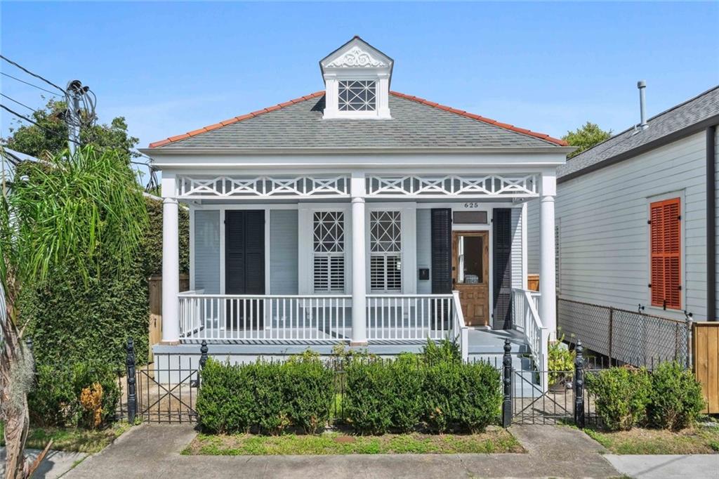 625 DESIRE Street