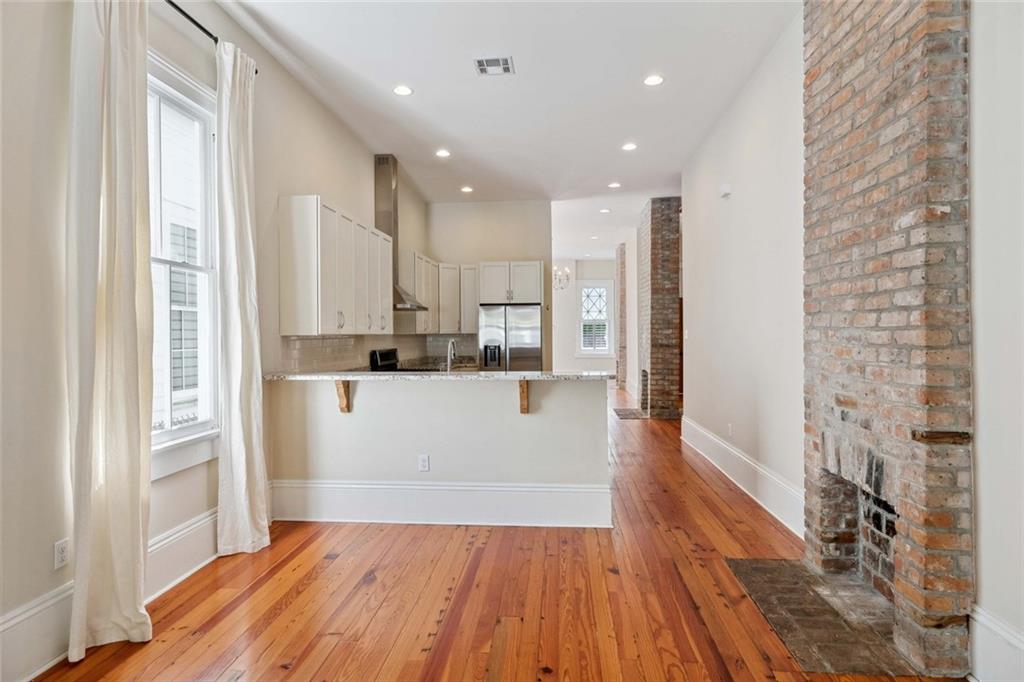 625 DESIRE Street