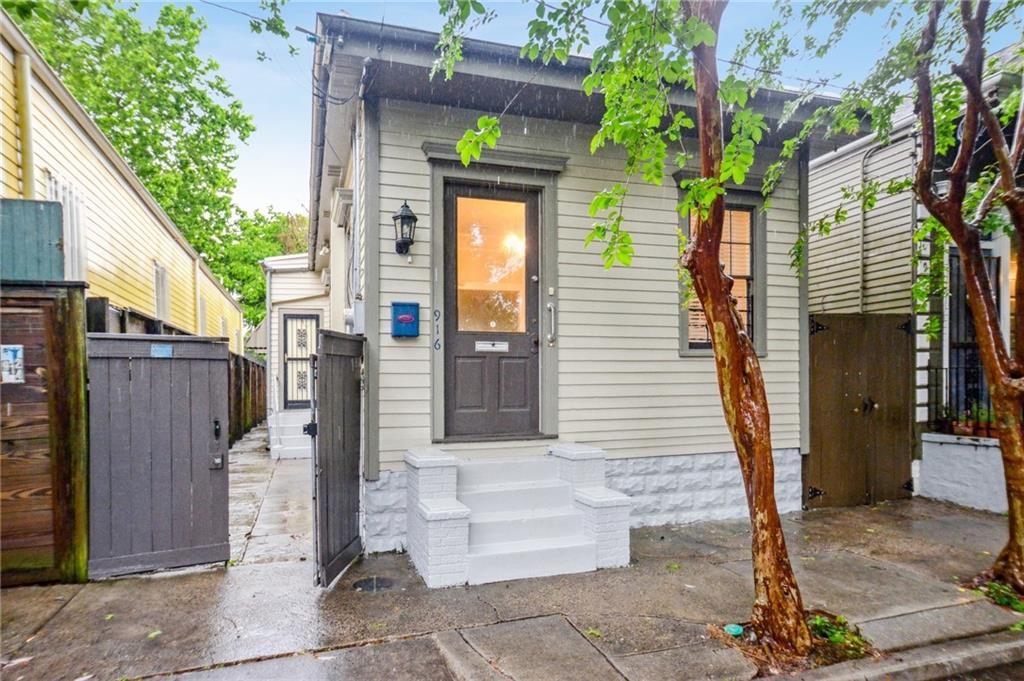 916 INDEPENDENCE Street