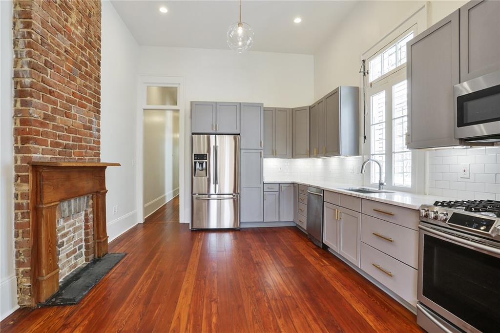 1915 DAUPHINE Street Left